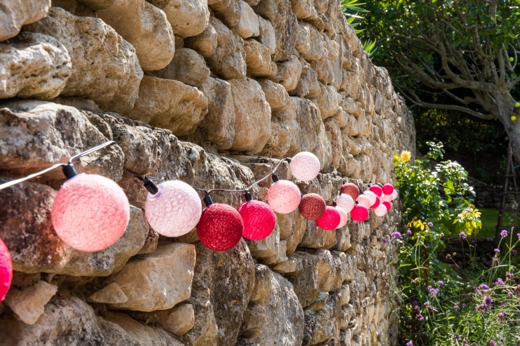 Accrocher une guirlande lumineuse au mur en toute simplicité - Concept Déco