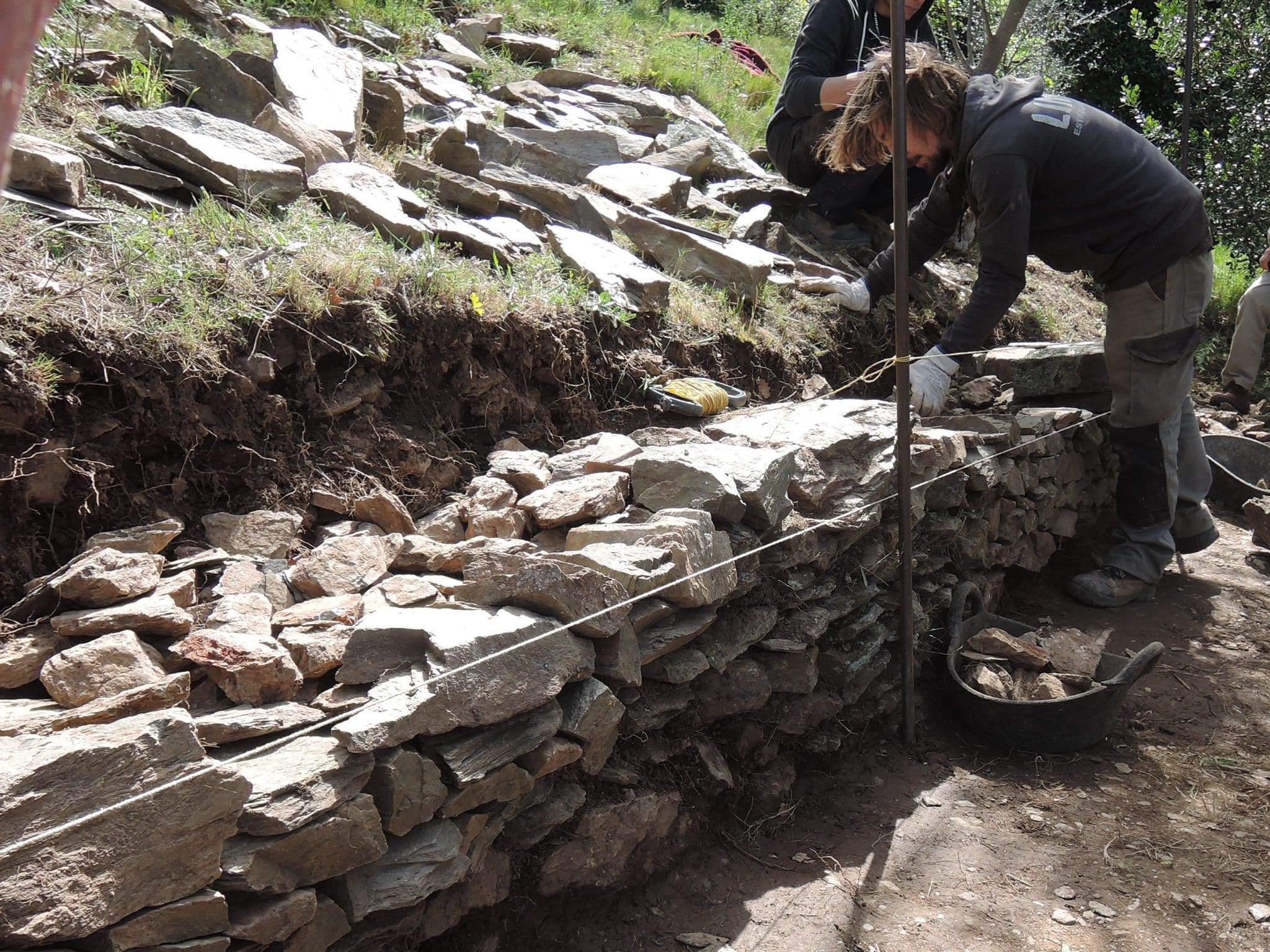 Construire un mur en pierre sèche : les étapes - Concept Déco